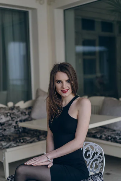 Mooi meisje in een zwart jurk — Stockfoto