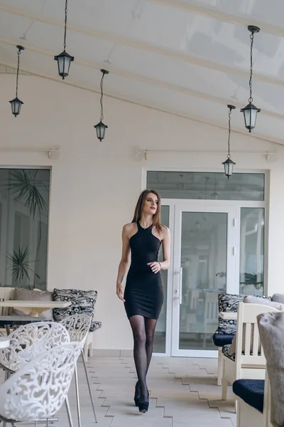 Mycket vacker flicka i en svart klänning — Stockfoto