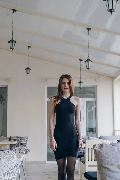 Menina muito bonita em um vestido preto — Fotografia de Stock