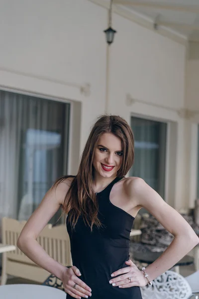 Heel mooi meisje in een zwarte jurk — Stockfoto