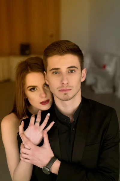 Casal de moda vestido de preto — Fotografia de Stock