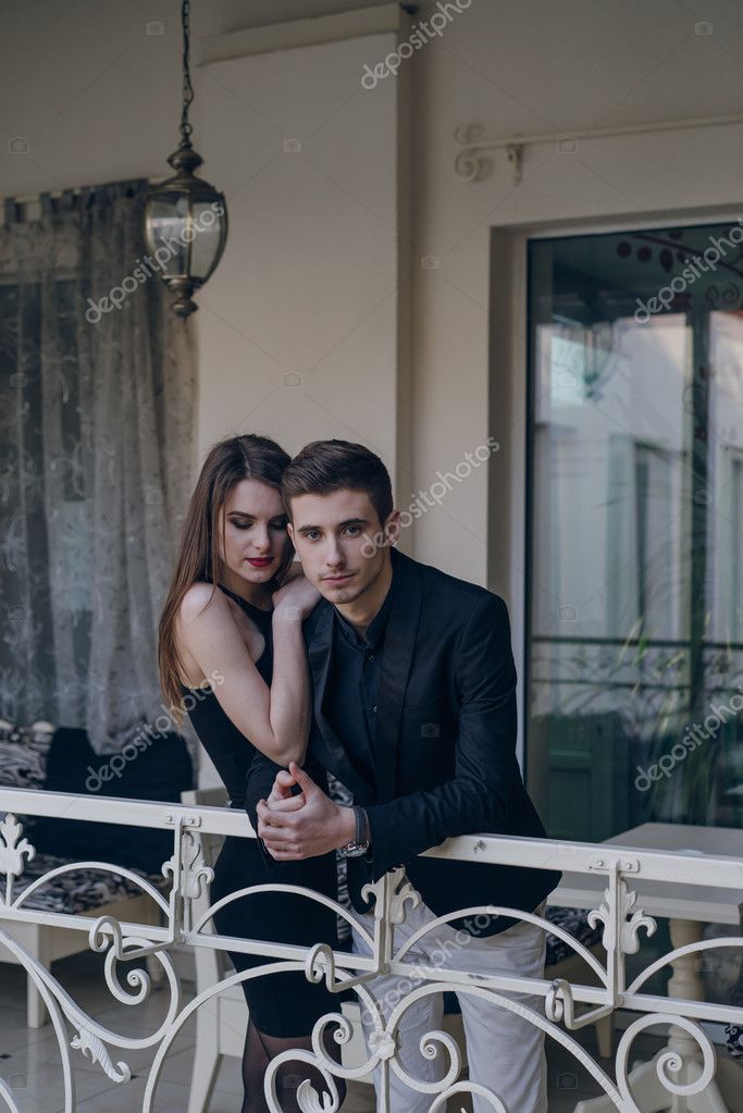 на балконе пар. на балконе пар. влюбленные на балконе. дакота джонсон и джейми дорнан поцелуй. фотосессия для двоих.