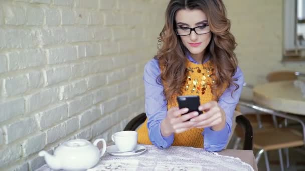 Senhora de negócios sentado no café ang trabalhando com o telefone — Vídeo de Stock