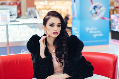 Siyah kürk paltolu güzel kız