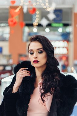 Siyah kürk paltolu güzel kız