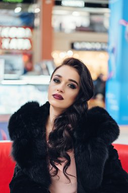 Siyah kürk paltolu güzel kız