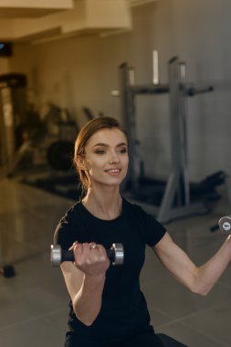 Ağırlıklar ile spor salonunda güzel kız