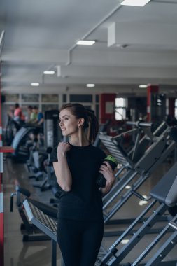 Bir shaker içinde jimnastik salonu tutan güzel kız