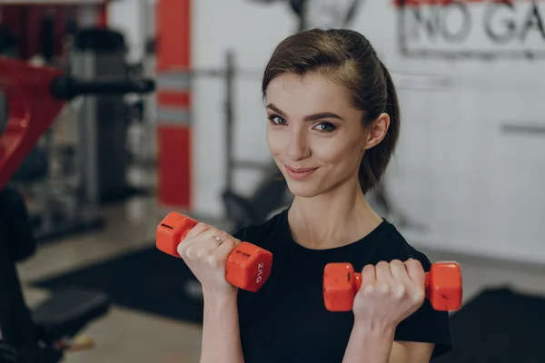 Ağırlıklar ile spor salonunda güzel kız