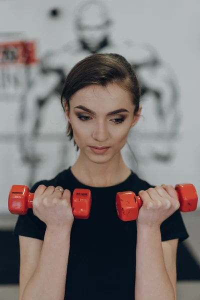 Ağırlıklar ile spor salonunda güzel kız