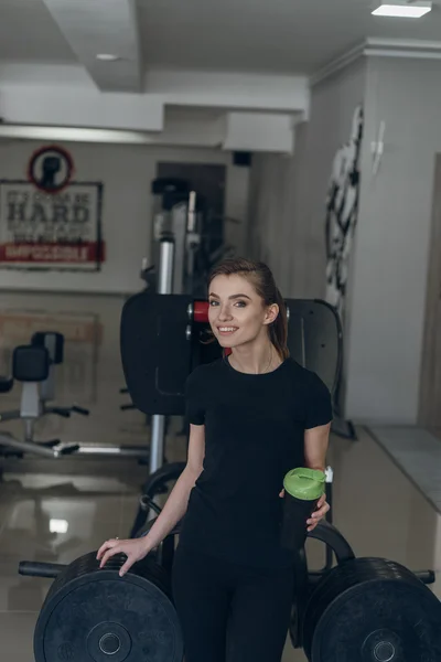 Bir shaker içinde jimnastik salonu tutan güzel kız — Stok fotoğraf