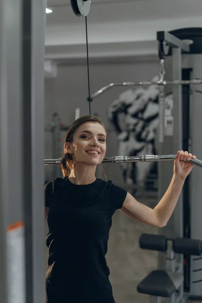Chica joven en el gimnasio realizando ejercicios — Foto de Stock