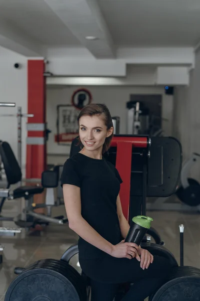 Bir shaker içinde jimnastik salonu tutan güzel kız — Stok fotoğraf