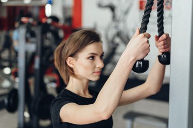 Bir simülatör spor salonunda güzel kız