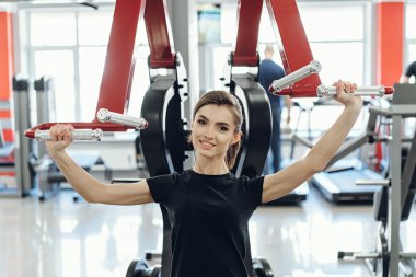 Kız bir simülatör spor salonunda
