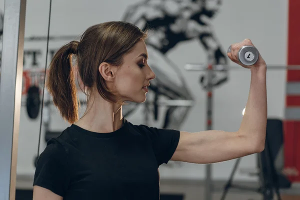 Hermosa chica en el gimnasio con pesas — Foto de Stock