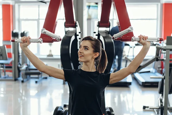 Kız bir simülatör spor salonunda