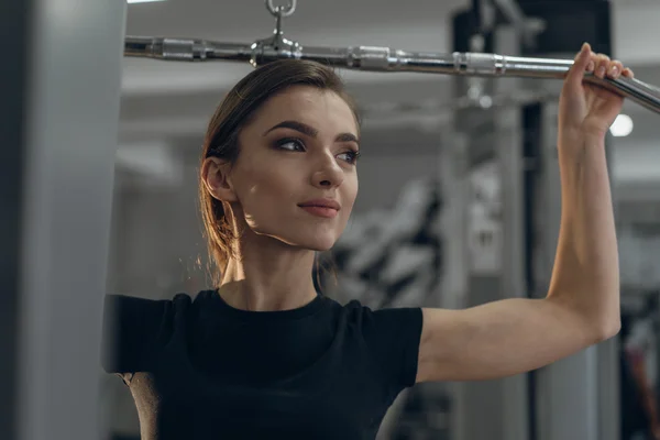 Genç kız çalışmaları gerçekleştiren jimnastik salonu