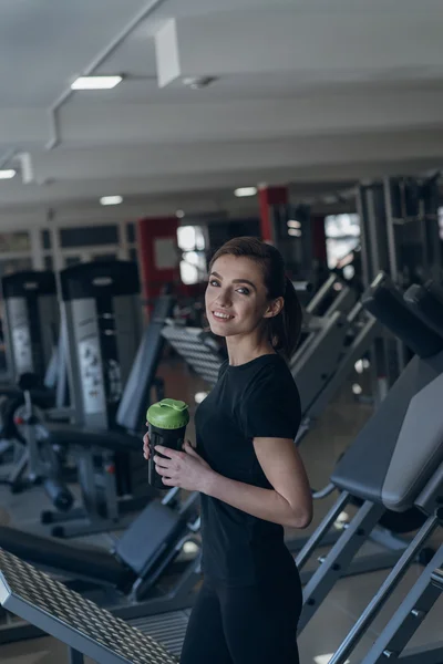 Bir shaker içinde jimnastik salonu tutan güzel kız