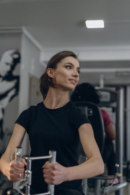 Genç kız çalışmaları gerçekleştiren jimnastik salonu