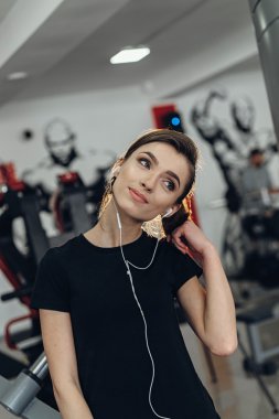 Telefonunuzla spor salonunda güzel kız