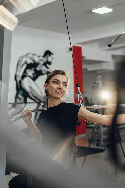 Chica joven en el gimnasio realizando ejercicios — Foto de Stock