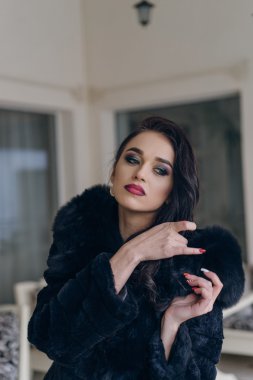 Şık bir model siyah ceket