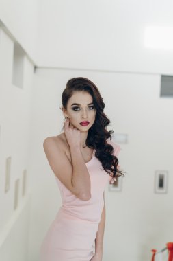 Güzel kız model kamera için poz