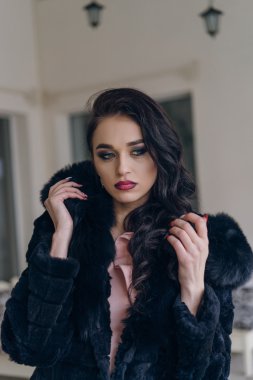 Şık bir model siyah ceket