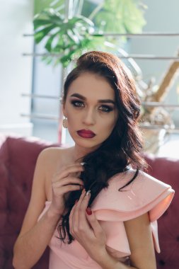 Güzel kız model kamera için poz