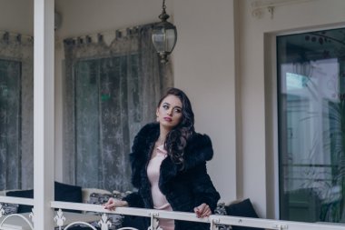 Şık bir model siyah ceket