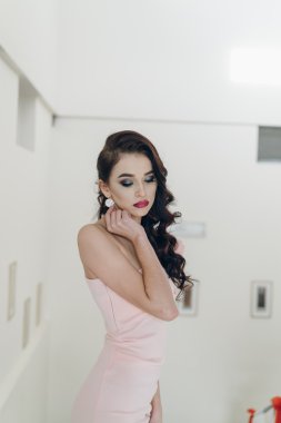 Güzel kız model kamera için poz