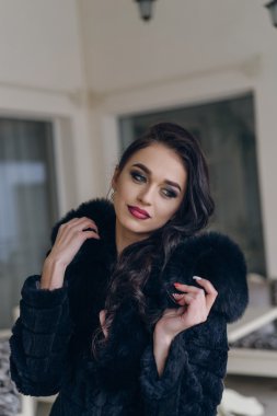 Şık bir model siyah ceket