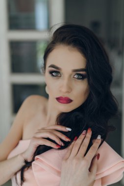 Güzel kız model kamera için poz