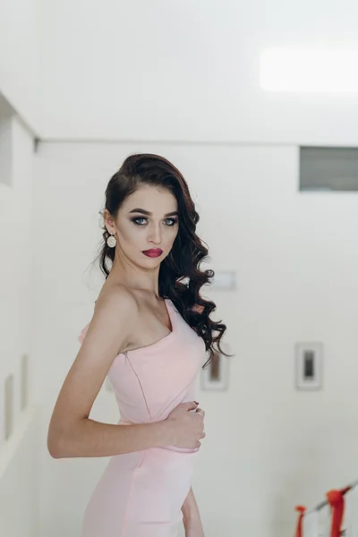 Güzel kız model kamera için poz