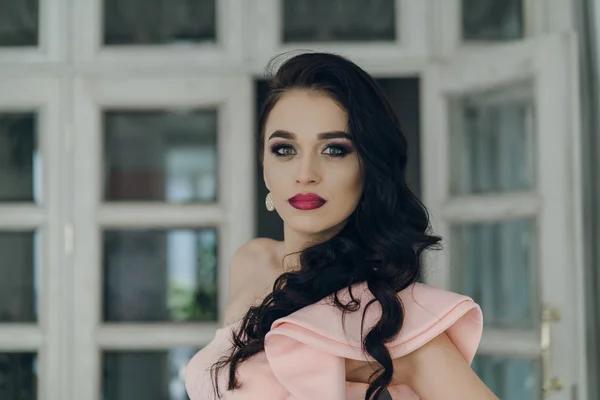 Güzel kız model kamera için poz