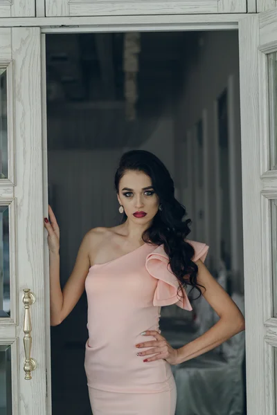 Güzel kız model kamera için poz