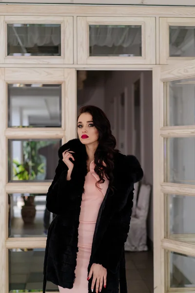 Siyah paltolu güzel kız modeli