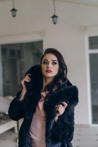 Elegant model in zwarte jas — Stockfoto
