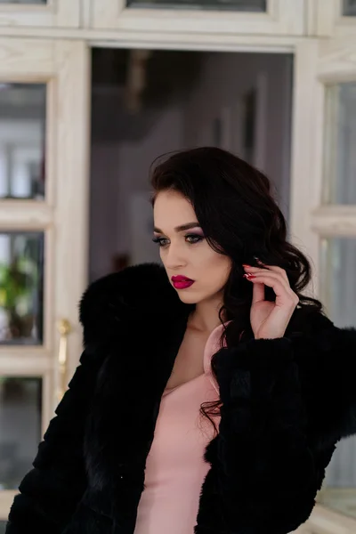 검은 코트에 아름 다운 여자 모델 — 스톡 사진