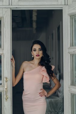 Güzel kız model kamera için poz