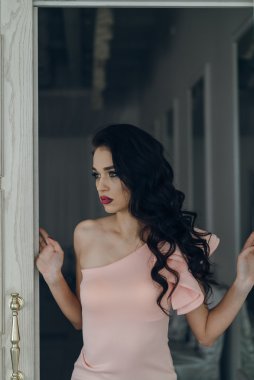 Güzel kız model kamera için poz