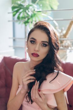 Güzel kız model kamera için poz