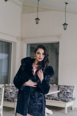 Şık bir model siyah ceket