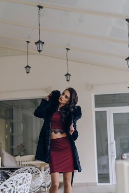 Kamera için poz siyah paltolu güzel kız