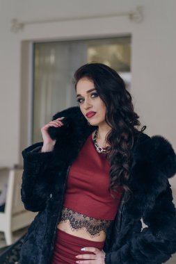 Şık bir model siyah ceket
