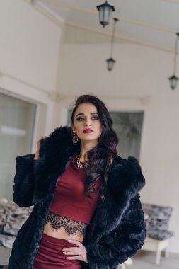 Kamera için poz siyah paltolu güzel kız