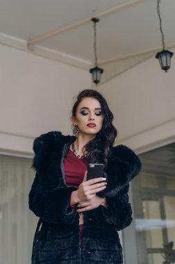 Telefon ile siyah ceket şık bir model