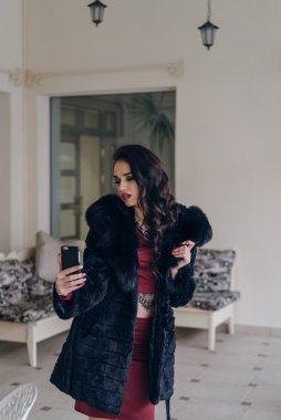 Telefon ile siyah ceket şık bir model