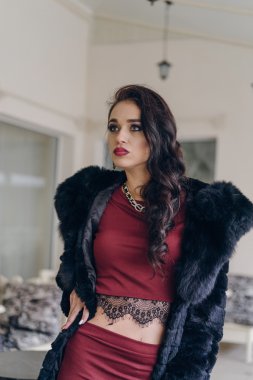 Kamera için poz siyah paltolu güzel kız